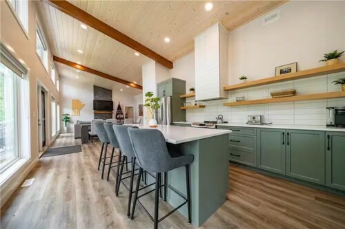Elkhorn Residence Cabin - 4 BR, Hot Tub & Arcade