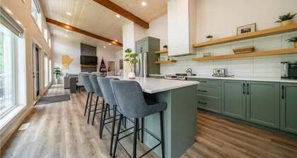 Elkhorn Residence Cabin - 4 BR, Hot Tub & Arcade