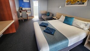 Deluxe Double Room | Desk, laptop workspace, iron/ironing board, WiFi (free) - Rockhampton Court Motor Inn (Rockhampton City)