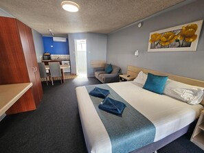 Deluxe Double Room - Rockhampton Court Motor Inn (Rockhampton City)