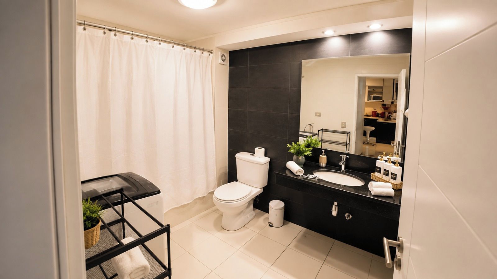 Une salle de bain moderne avec des toilettes, un lavabo et un miroir.