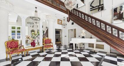 Victorian Manor House near Marlow within Chiltern countryside sleeps 20 to 24