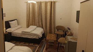 Klassieke kamer, 1 twee- of 2 eenpersoonsbedden, uitzicht op bergen | Een laptopwerkplek, verduisterende gordijnen, geluiddichte muren