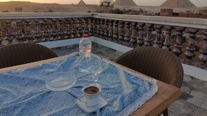 Klassieke kamer, 1 twee- of 2 eenpersoonsbedden, uitzicht op bergen | Buiten dineren | Ze serveren er ontbijt, lunch, diner en brunch 