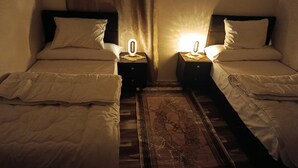 Klassieke kamer, 1 twee- of 2 eenpersoonsbedden, uitzicht op bergen | Een laptopwerkplek, verduisterende gordijnen, geluiddichte muren