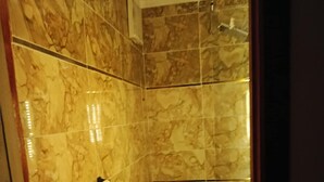 Klassieke kamer, 1 twee- of 2 eenpersoonsbedden, uitzicht op bergen | Badkamer | Gratis toiletartikelen, een haardroger, handdoeken, zeep