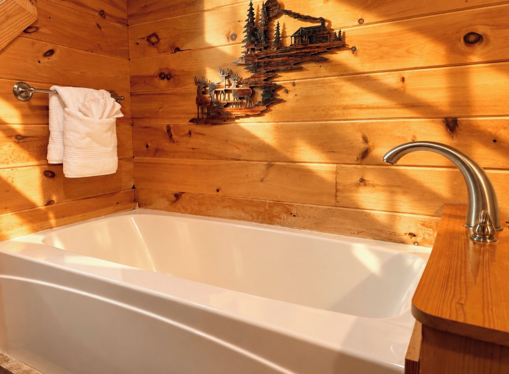 Interior de una cabaña de madera con una bañera, paredes de madera, un perchero para toallas y un adorno metálico.