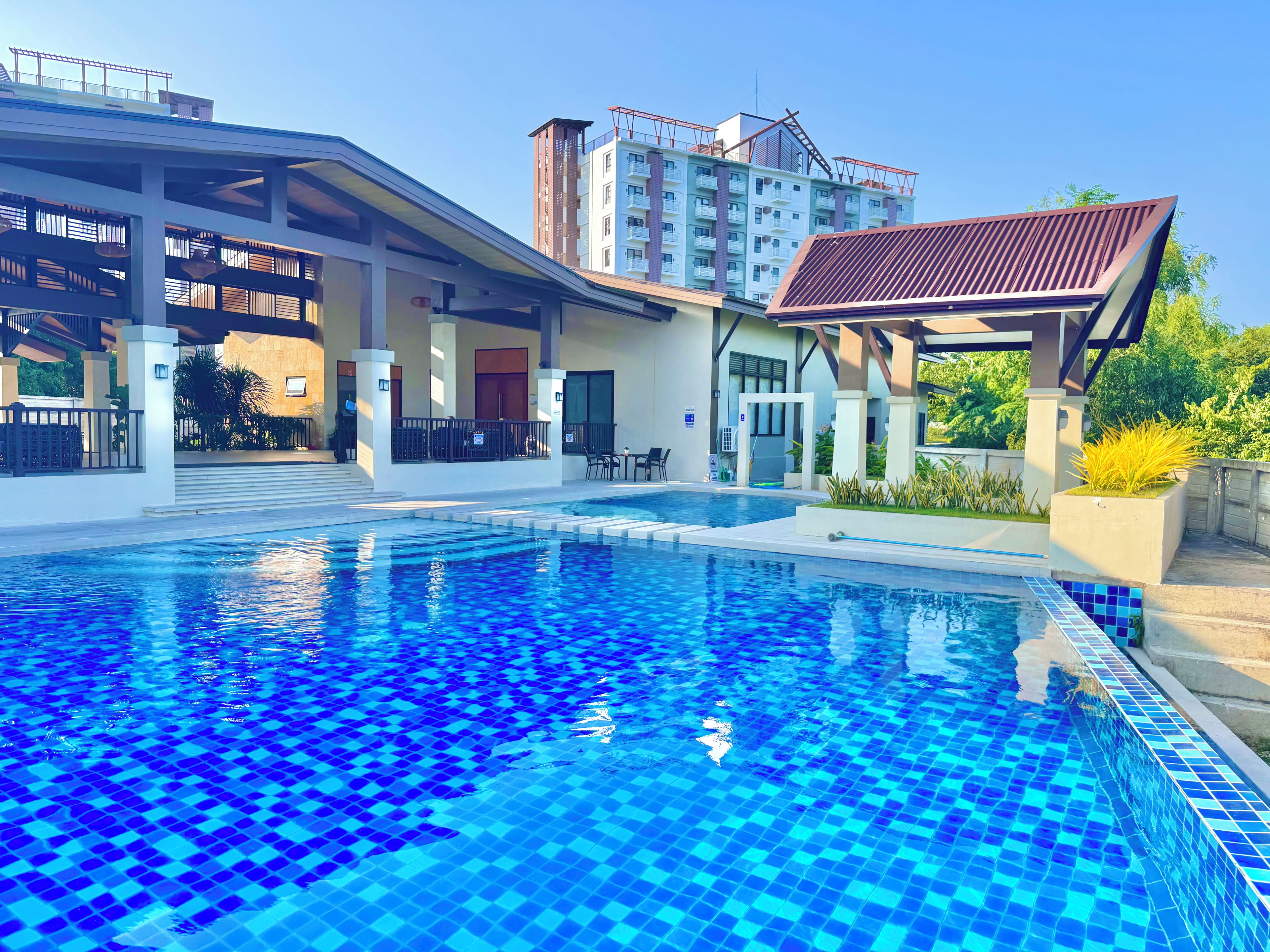 Una piscina al aire libre