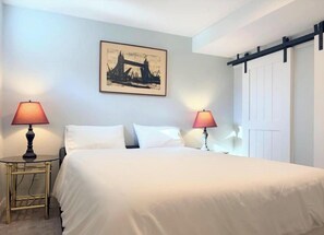 Room - Serene 2-bedroom basement in Edmonton perfect for relaxing getaways (Edmonton)