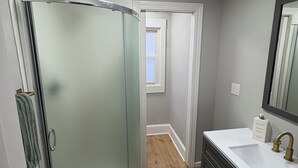 Douche, sèche-cheveux, serviettes fournies, savon