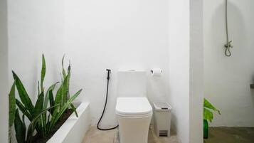 Deluxe Studio, Garden View | Bathroom