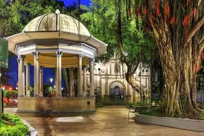 A gazebo with a dome roof, surrounded by trees and a pathway. - San Felipe Loft (Panamá)