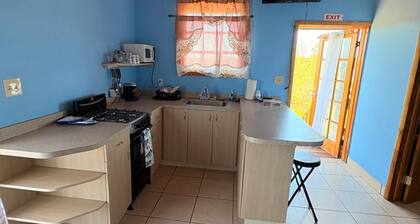 Cozy 2-bedroom lodge on the creek Queens Highway with AC