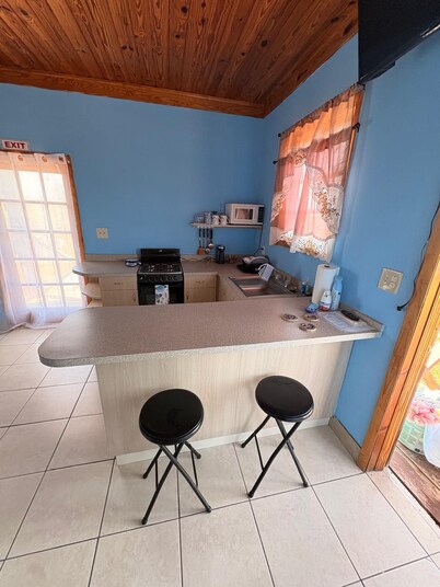 Cozy 2-bedroom lodge on the creek Queens Highway with AC