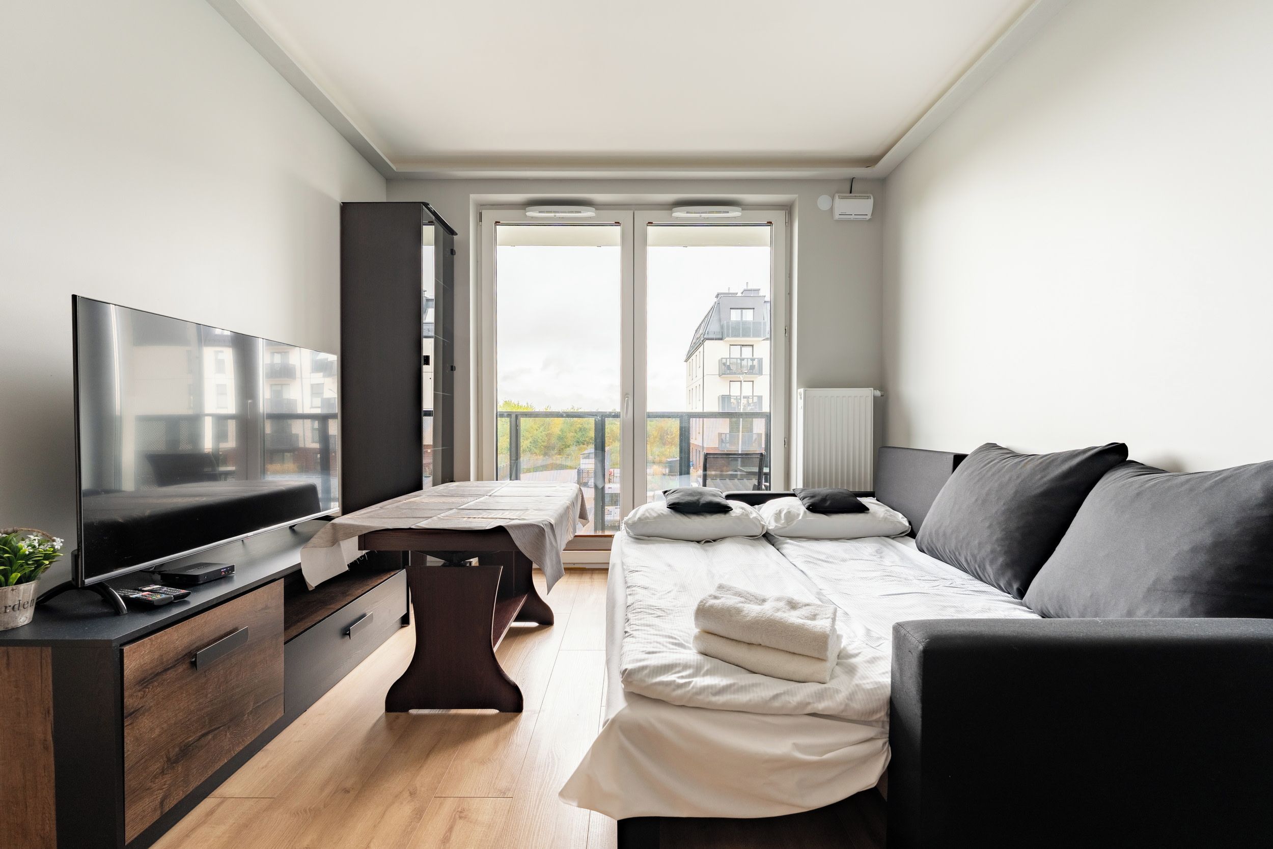Tabla de planchar con plancha, wifi y ropa de cama 