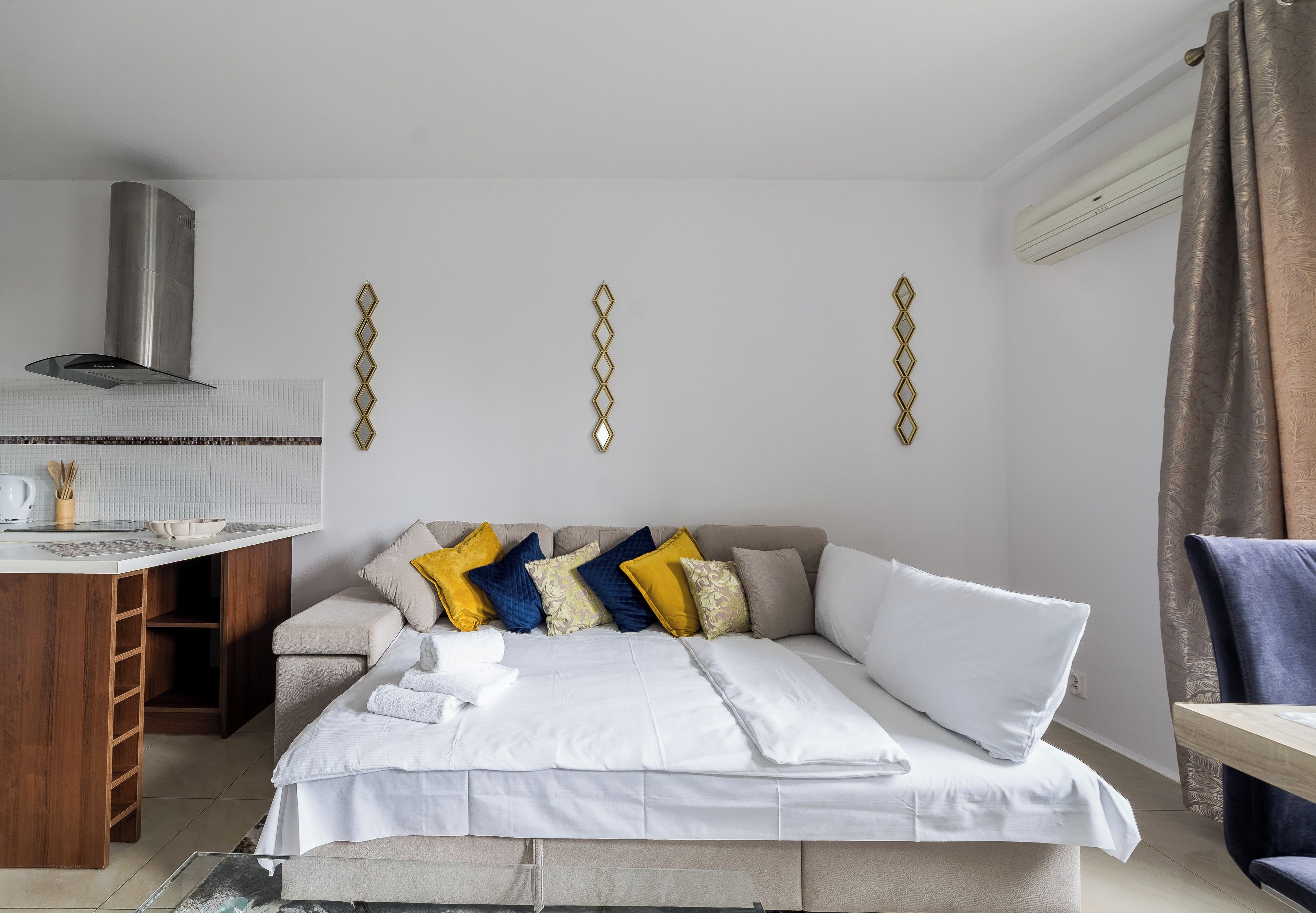 Tabla de planchar con plancha, wifi y ropa de cama 