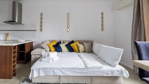 Ein Hotelzimmer mit einem Bett, einem Schreibtisch und einem Kleiderschrank.