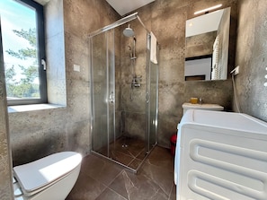 A bathroom with a glass-enclosed shower, a toilet, and a sink. - Wrocław Airport Standard Studio (Wrocław)
