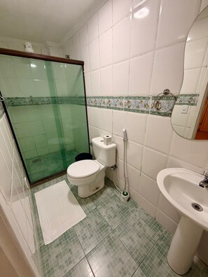 Standard-Suite | Badezimmer | Dusche, Handtücher, Seife, Shampoo