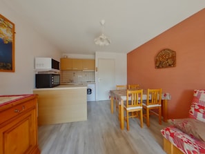 A compact living space with a kitchenette, a dining area, and a sofa. - Apartment for 2 near Les Rousses center (Les Rousses)
