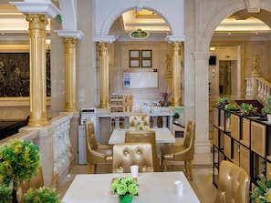 A hotel lobby with marble columns, a reception desk, and seating arrangements. - Vienna Hotel Shenzhen Universiade Center (Shenzhen)