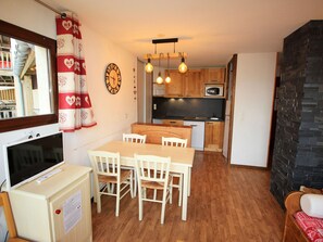 A compact kitchen with wooden cabinets, a microwave, and a built-in oven. - Spacious apartment, pets welcome - 6 guests. Park view (Villarodin-Bourget)