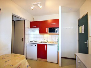 A compact kitchen with a microwave, stove, and dishwasher. - Quiet apartment by the forest - 4 guests (Villarodin-Bourget)