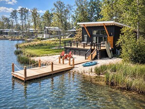 A lakeside cabin with a dock, outdoor seating, and a kayak. - Lakehaus at Water Edge -Modern Luxury/Beach/Dock/Kayaks/Fire Pit (Tracy City)