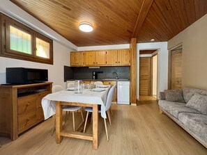 A compact living space with a dining area, kitchenette, and a sofa. - Cozy apartment, 6 guests, peaceful location (La Salle-les-Alpes)