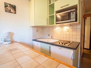 A compact kitchen with a microwave, sink, and coffee maker. - Apartment with slope view, pets welcome - 4 guests (Villarodin-Bourget)