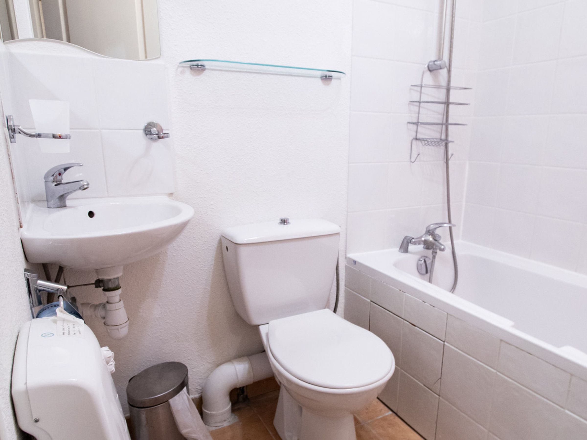 Un bagno con lavandino, WC e vasca da bagno.