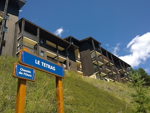 A hotel named 'LE TETRAS' with a sign indicating 'Chemin de l'Oureils.' - Charming apartment, mountain view - 4 guests (Villarodin-Bourget)
