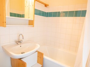 A bathroom with a sink, mirror, and bathtub. - Studio cabin mountain view - 4 guests (Valfréjus)