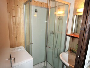 A bathroom with a glass-enclosed shower, a white toilet, and a sink with a mirror above it. - Studio cabin at the edge of the woods - 4 guests (Villarodin-Bourget)