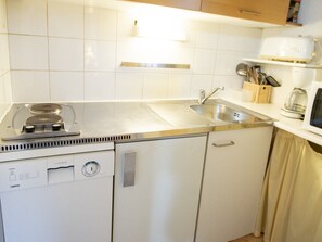 A kitchen with a built-in dishwasher, a stove, a sink, and a microwave. - Apartment pets welcome, mountain view - 6 guests (Villarodin-Bourget)