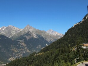 Eine Berglandschaft mit blauem Himmel.