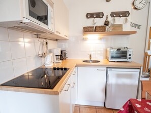 A compact kitchen with a stove, sink, and a Toaster Oven. - Quiet duplex chalet, stunning views - 6 guests (Villarodin-Bourget)