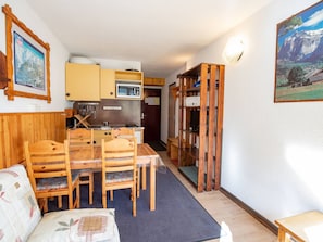A compact living space with a kitchenette, a dining area, and a seating area. - Studio, mountain view - 4 guests (Villarodin-Bourget)