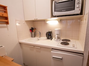 A kitchenette with a coffee maker, toaster, and a Brandt microwave oven. - Studio with national park view - 3 guests (Valfréjus)