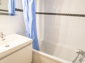 A bathroom with a bathtub, a sink, and a mirror. - Mountain-style apartment, pets welcome - 4 guests (Villarodin-Bourget)