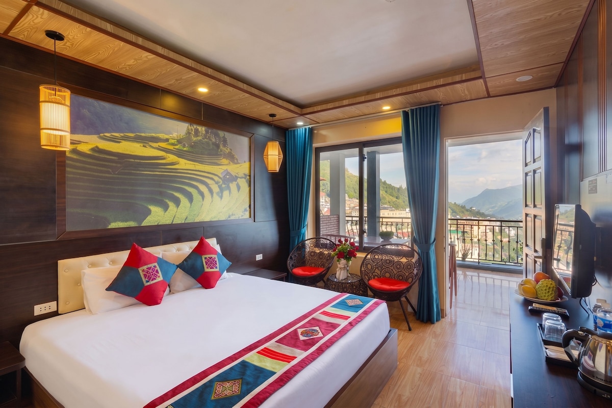 Habitación doble Deluxe, 1 cama Queen size, junto a la montaña | Escritorio, cortinas blackout y tabla de planchar con plancha