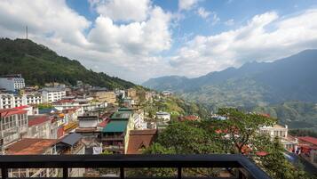 A mountainous town with buildings and a view of the surrounding hills.