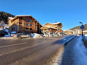 Eine hölzerne Lodge mit mehreren Etagen, einer Seilbahn und blauem Himmel.