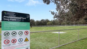 Un panneau indiquant l’emplacement du parc à chiens de Providence Bay, avec diverses règles et réglementations.