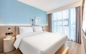 A modern hotel room with a large bed, a bedside table with a phone, and a window with curtains. - Liyi Hotel Jiefangbei Hongyadong (Chongqing)