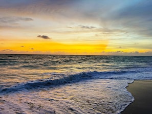 A beach with waves and a sunset. - 2BR Riverhouse Condo – Pools, Golf & Beaches (Rotonda West)