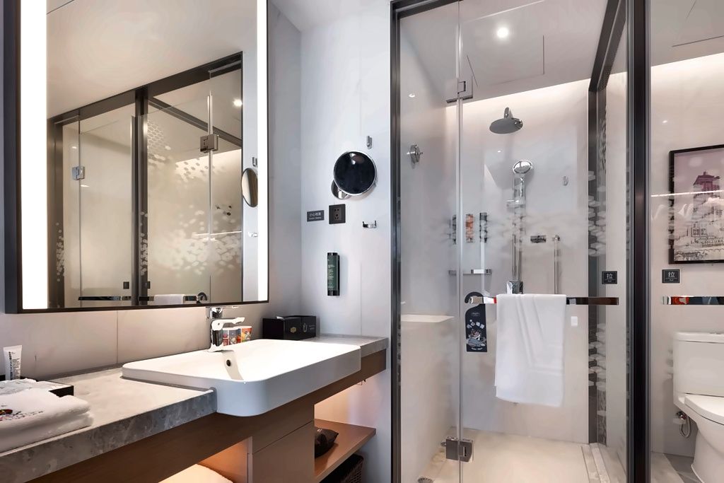Superior Double Room | Bathroom | Shower, free toiletries, hair dryer, towels