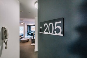 Placa de parede com o número '205', indicando um quarto ou escritório.