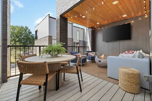 Outdoor dining - Stunning Home on Music Row - Rooftop TV, Sauna, & Grill Near Broadway! (Nashville)