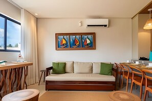Ein modernes Wohnzimmer mit einer Couch, einem Esstisch und Stühlen.